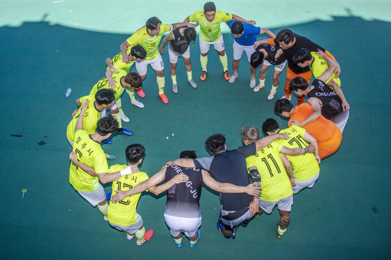 남자 축구 결승전 경기 전 청주시 선수들이 화이팅을 하고 있다