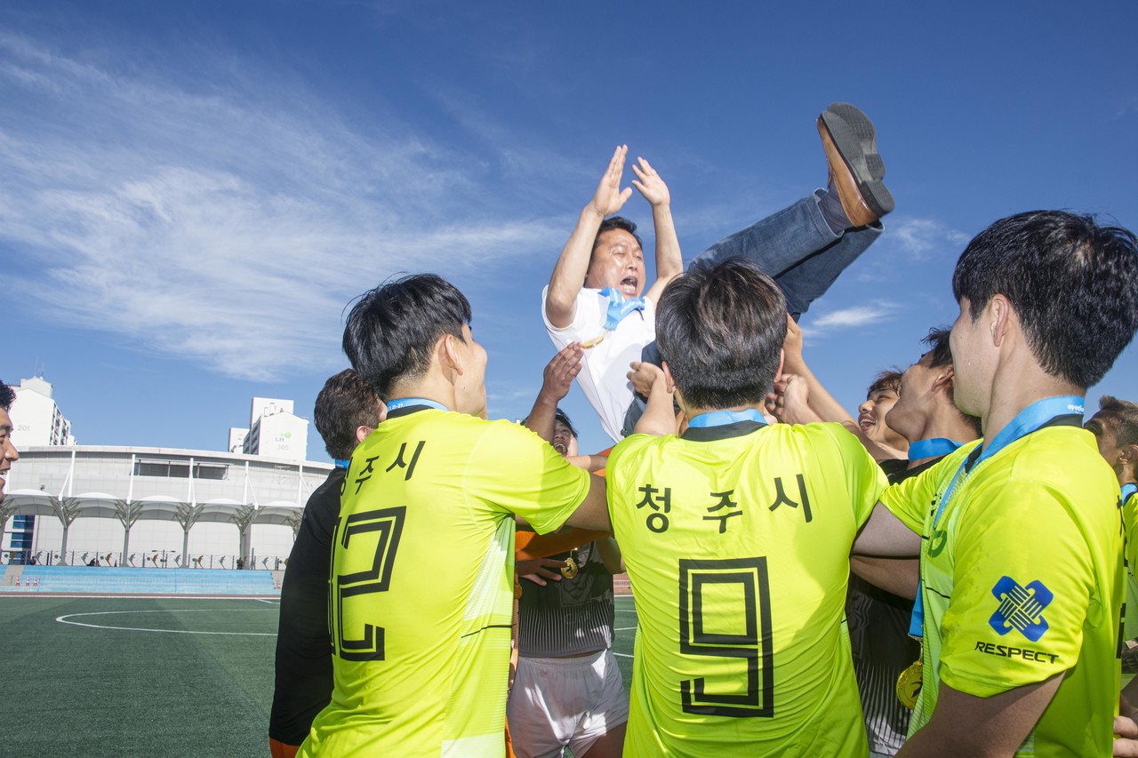 남자 축구 결승전에서 1위를 차지한 청주시 선수단이 기쁨을 누리고 있다