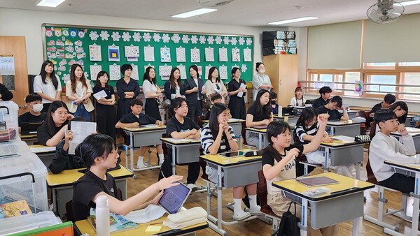 장야초등학교가 ‘학부모 초청 수업 공개의 날’을 열어, 학부모들에게 생생한 수업 현장을 보여주고 있다.