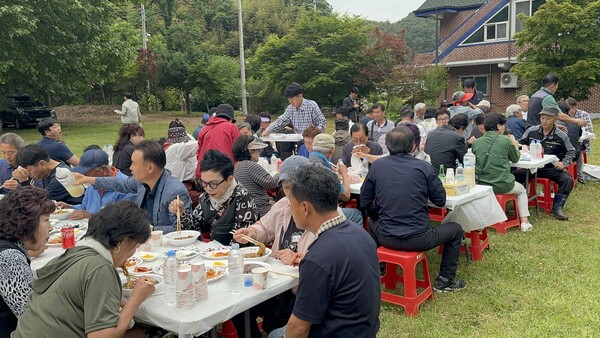 청마골예술문화축제에서 주민들이 문화예술 향연과 먹거리를 즐겼다.