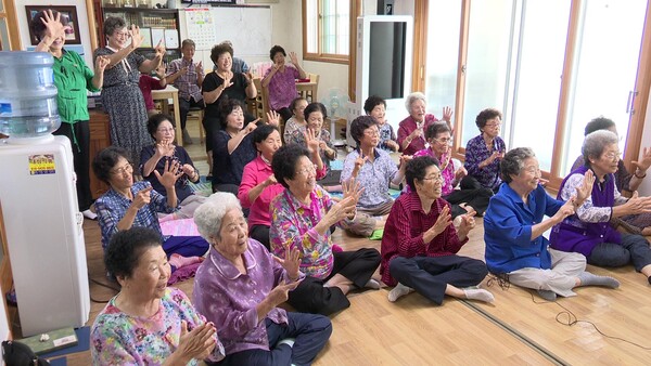 보은군 내 15개소 경로당의 어르신들이, 스마트 기기 강사에 맞춰 율동을 하고 있다.