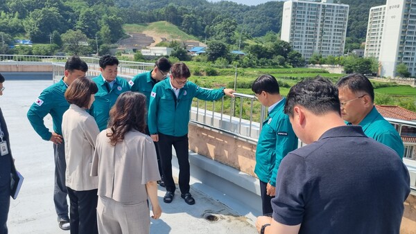 충북도의회 교육위원회, 옥천 즉향초등학교 호우 관련 사항 점점 현장 방문