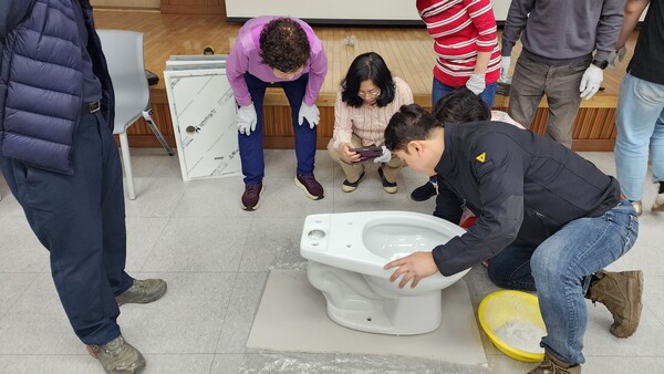 신중년 청춘 대학에서 주거관리 기술학교 학습하는 모습