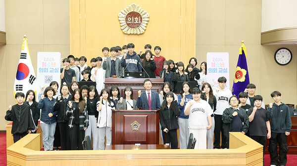 충북도의회 박용규 의원(옥천 2)과 이원중학교 학생들이 의회 체험 후 기념사진을 촬영했다