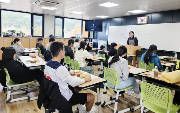 청산고에서 간식 만들기 프로그램이 진행되고 있다