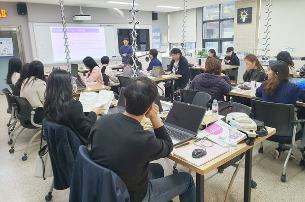 중등교사들이 학생생활기록부 교과학습발달 상황 및 교과세특 기재역량 강화 연수에 참여했다