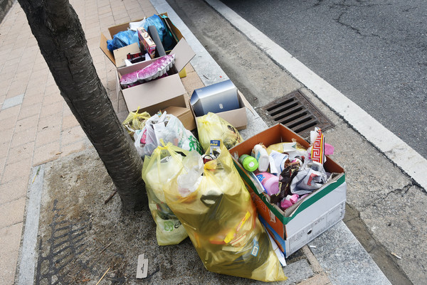 옥천읍 문정리 한 도로에 분리수거 되지 않은 쓰레기들이 그대로 버려져 있다.