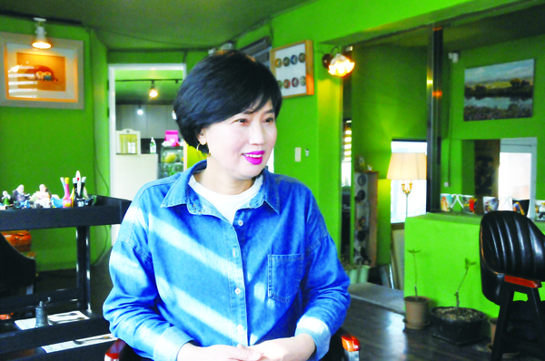 ‘카페 꼬레’에서의 김은숙 대표.