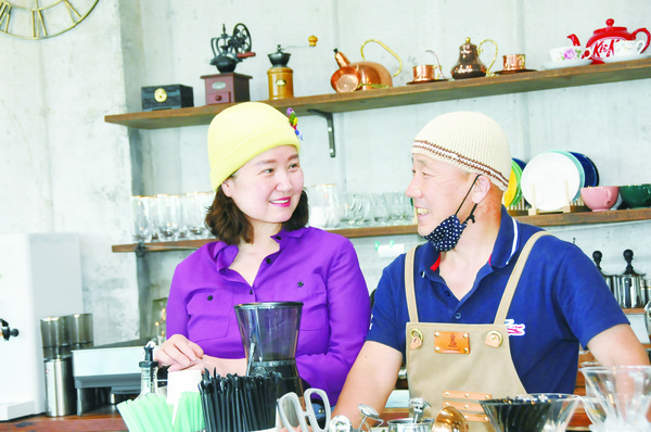 카페 ‘바람결’을 함께 운영하고 있는 홍승운·최부영 부부가 서로를 바라보고 있다.