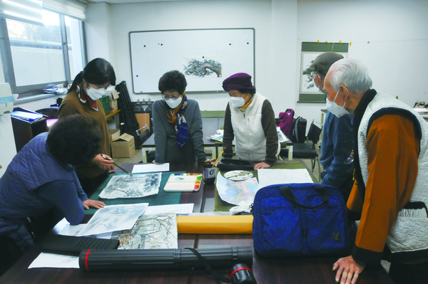 동양화반 수강생들이 박홍순 강사의 지도에 귀 기울이고 있다.