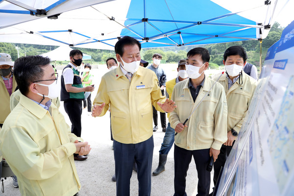 김재종 군수(가운데)가 홍정기 환경부 차관(왼쪽)과 함께 부유쓰레기 관리계획을 논의하고 있다.