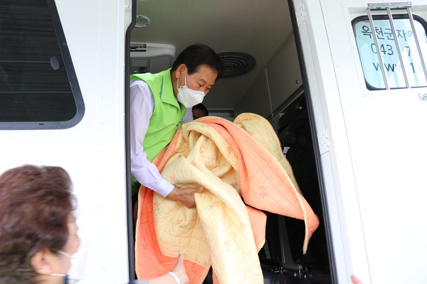 김재종 군수가 자원봉사센터에서 세탁봉사를 하고 있다.