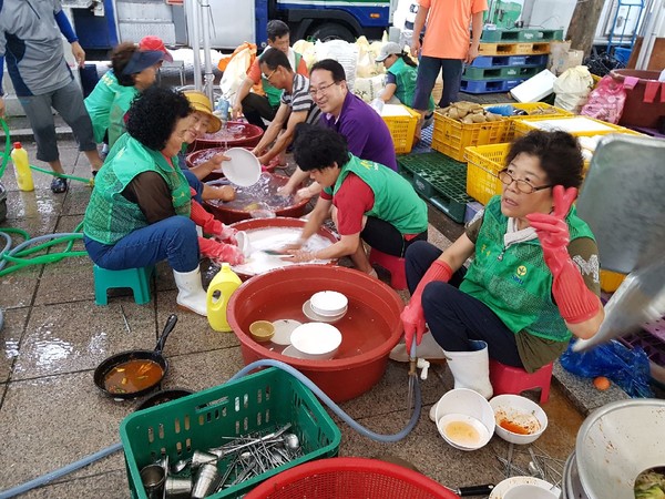 황규철 예비후보가 봉사활동에 참여한 새마을협의회 회원들과 설거지를 하고 있다.