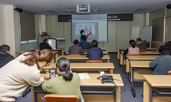 지난해 11월 귀농귀촌인연합회 회원들의 디지털 맞춤형 교육 수업 모습.