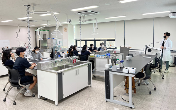 학생들이 첨단기기를 활용한 과학 탐구교실에 참여하고 있다.