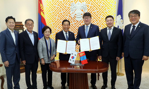 충청북도의회가 몽골 울란바토르시의회와 수출계약 업무협정을 맺고 본격적인 활동에 들어갔다.