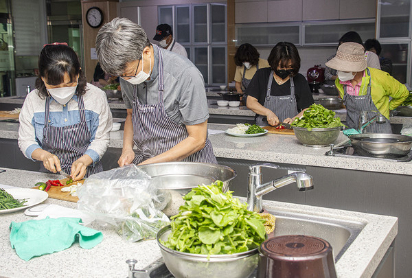 로컬푸드 요리교실 ‘옥천마을 부엌’ 참여자들이 요리에 집중하고 있다.