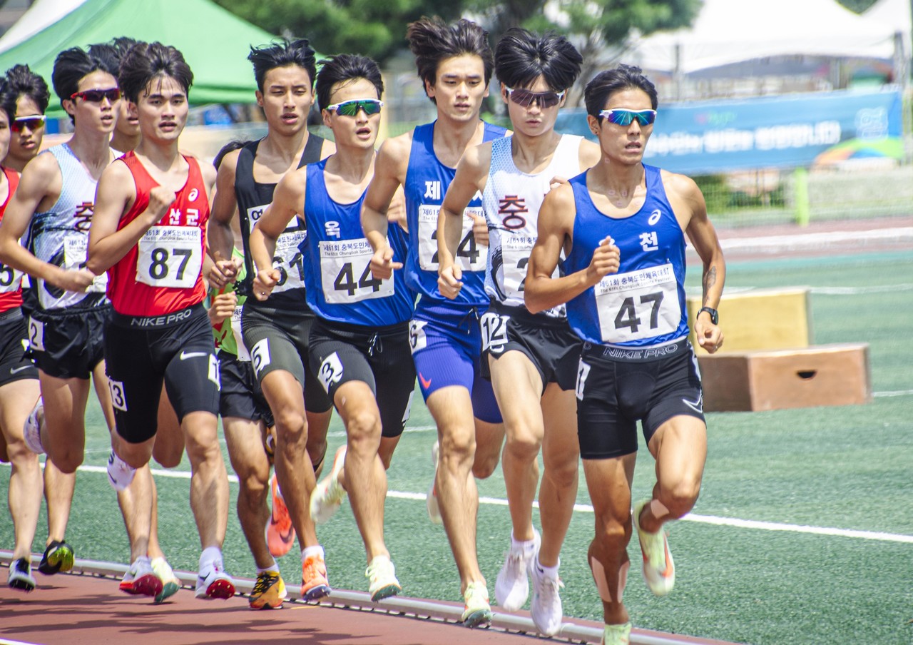 육상 남자 일반부 1,500m 경기에서 선수들이 경쟁하고 있다