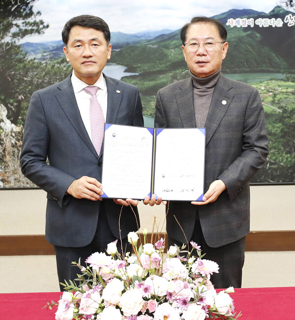 국립산림과학원 박현 원장(왼쪽)과 송인헌 괴산군수가 산림업무 활성화 협력을 위한 업무협약을 체결하고 있다.