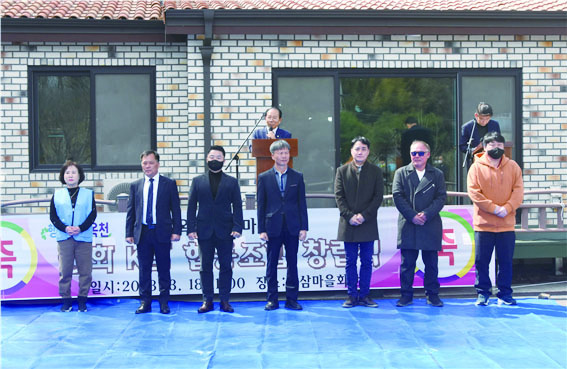 김기복 대표의장이 ‘옥천 중화K팜 협동조합’  임원진을 소개하고 있다.