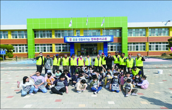 동이초등학교 전교생과 동이면 주민자치회 회원들이 촬영에 임하고 있다.