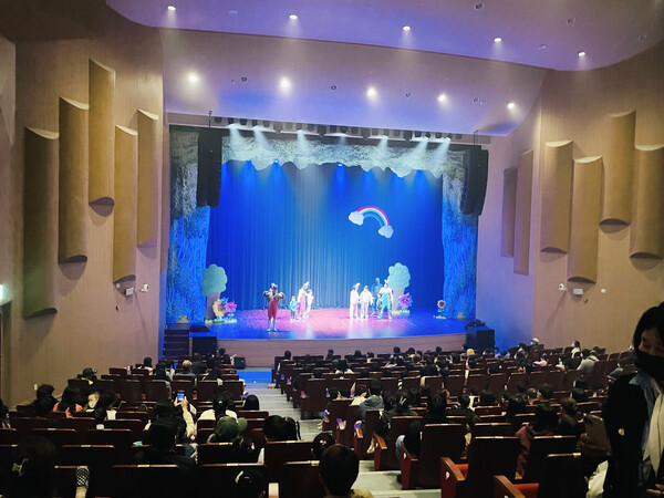 어린이와 학부모들이 ‘아기돼지 삼형제’ 뮤지컬을 관람하고 있다.