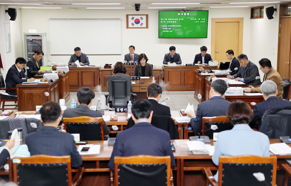 충북도의회 교육위원회 의원들이 충북도교육청의 2024년도 주요 업무 계획을 청취하고 있다.