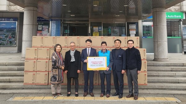 옥천교회 김의석 목사와 장로회가 옥천읍지역사회보장협의체에 종합선물세트를 지원하고 있다.