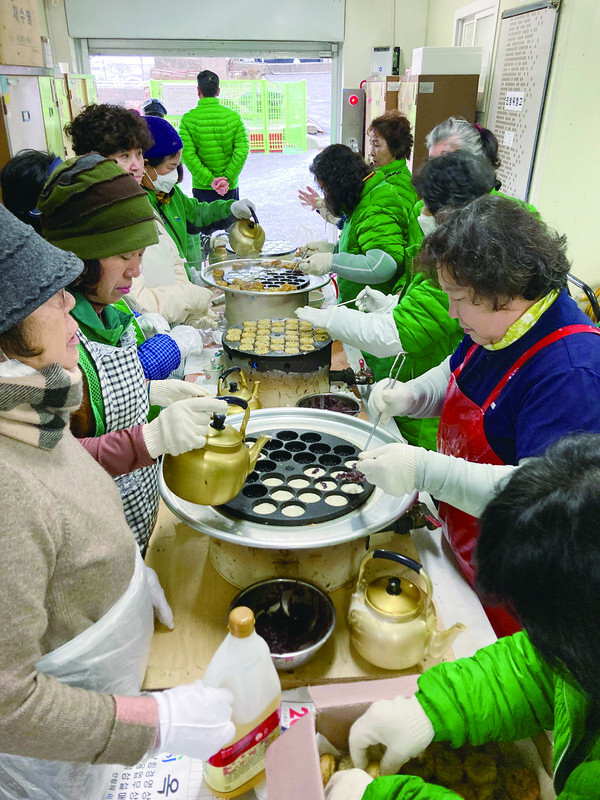 군북면 새마을지도자 회원들이 국화빵을 손수 굽고 있다.